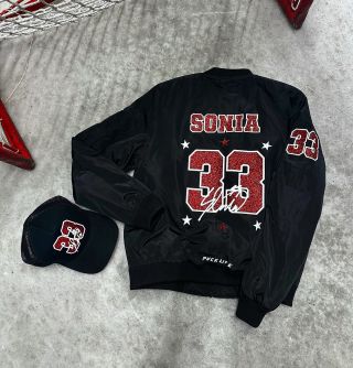 Už máš svůj #GameDay outfit? 🔥🏒 🤩 Vyber si bomber, kšiltovku nebo třeba mikinu s vlastní personalizací v barvách tvého...