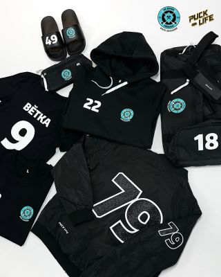 Týmová výbava pro dívčí akademii HC Baník Příbram 🩵🏒⚒️ 🔢 Custom bombery, mikiny, trika, tašky, pantofle a další doplňky s...